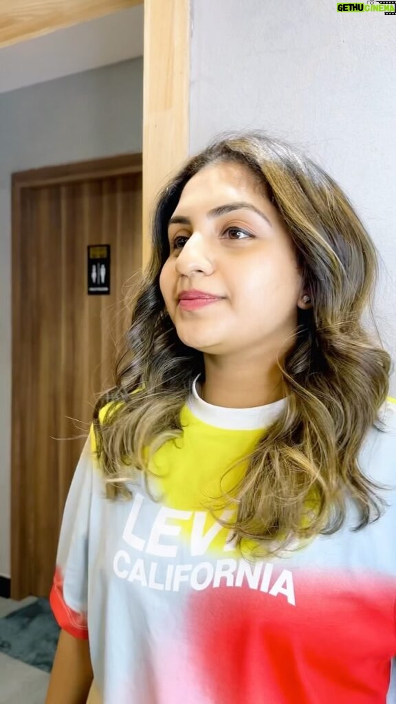Noorin Shereef Instagram - Creating waves, curls, and magic in every strand. 💁‍♀✨ Thanks to @vurvesalon 🙌🏻