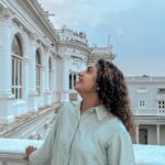 Noorin Shereef Instagram - Lost in the awe of this majestic sight. 🕊️✨ . 📸 @fahim_safar #noorinshereef #hyderabad #tajfalaknumapalace