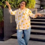 Noorin Shereef Instagram - Grooving to the rhythm of trending “Katchi Sera”!💃🎶 @thinkmusicofficial @thinkindiecollective @abhyankkar @samyukthaviswanathan @directedbykenroyson @anu_viswa Wearing my Fav shirt from @shrazz_couture @shraazzz ⚪️⚫️