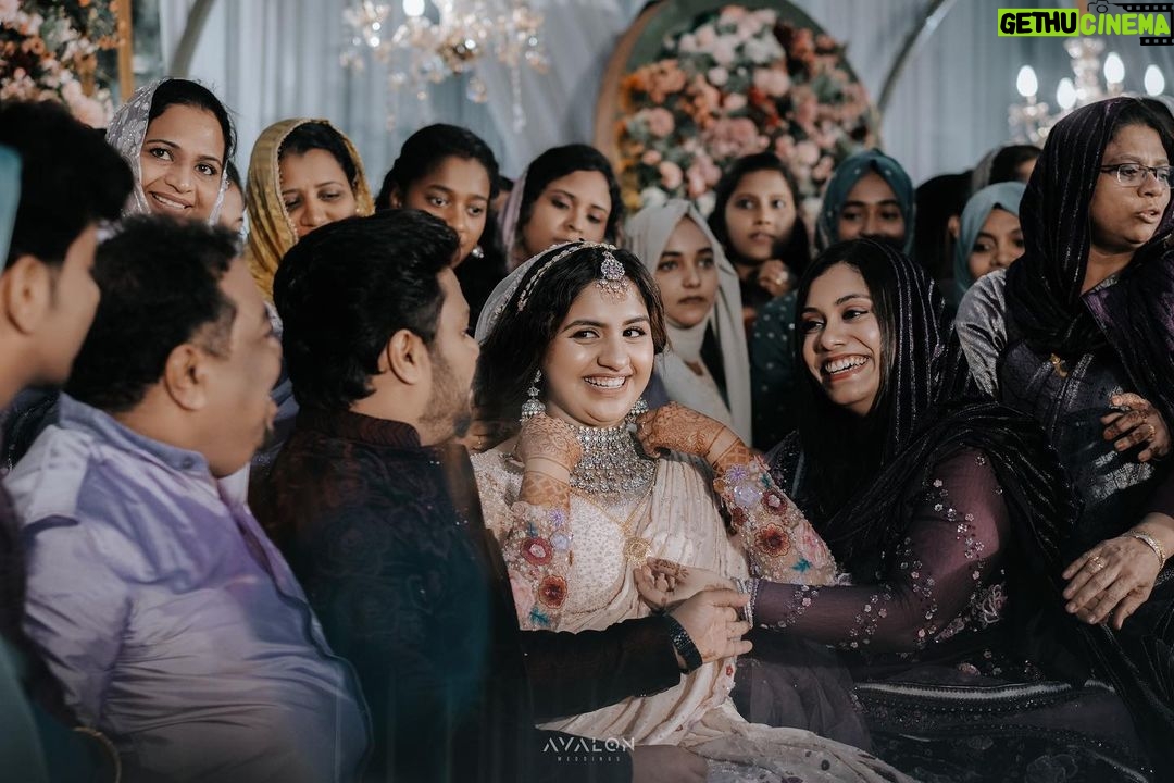 Noorin Shereef Instagram - That 'കുരുത്തംക്കെട്ട ചിരി ' spreading all around♥️✨ Photo & video Partner : @avalonweddings Event decor and Management Partner : @decorlabevents Food & Beverages partner : @almas_weddings Groom and Bride Nikkah attire : @beenakannancouture Bride MUA: @theglamupstudio Groom MUA : @artist_groom_makeover_studio Jewellery: @r.giripai_jewellery Mehendi : @ishqmehendi