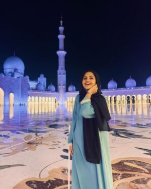 Noorin Shereef Instagram - Emotions speak louder than words.🕌
@szgmc_ae #sheikzayedmosque