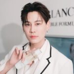 Noppanut Guntachai Instagram – นาทีนี้ต้องยกระดับขีดสุดแห่งการบำรุงผิวกระจ่างใส ไปกับ LANCÔME CLARIFIQUE DOUBLE TREATMENT ESSENCE เอสเซนส์ยอดนิยมสูตรใหม่ของลังโคม ที่เป็นมากกว่าเอสเซนส์!

โดดเด่นด้วยนวัตกรรมเอกสิทธิ์ของลังโคมที่ผสาน 2 พลังทรีทเมนส์ นำแรงบันดาลใจจากหัตถการ Peeling Treatment ที่นิยมใช้ในคลีนิก กับสุดยอดนวัตกรรม 2 เนื้อสัมผัส ประกอบด้วยเอสเซนส์สูตรน้ำเพิ่มความกระจ่างใส และเพิ่มปริมาณสารสกัดจากหน่ออ่อนต้นพีชอีก 50% (เมื่อเทียบกับสูตรเดิม) พร้อมด้วยสารสกัดเซลล์ผิว 4 ชนิดที่นิยมใช้ในคลีนิก นับเป็นครั้งแรกของวงการสกินแคร์ที่รวมไว้ครบในขั้นตอนเดียว มุ่งปฏิบัติการบน 4 ระดับชั้นผิวนอก กระชับรูขุมขน ควบคุมความมัน ผลัดผิว พร้อมกระตุ้นการสร้างผิวใหม่ 

#น้ำตบผลัดผิวglassskin
#lancomeclarifique
#DoubleTreatmentAtHome
#Lancomethailand