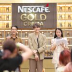 Noppanut Guntachai Instagram – ครั้งแรกในเมืองไทย กับ INTERACTIVE CAFÉ เปิด
บ้าน NESCAFÉ GOLD CREMA The Finest Mansion หอม อร่อย กลมกล่อม รสชาติดี แถมตอนชงออกมามี ฟองเครมมานุ่มๆเหมือนกับกาแฟสดพรีเมียมแบบเป๊ะๆแค่ เปิดขวดดูผงกาแฟก็ชอบแล้ว มีเครมมา เพราะสีของกาแฟ ตัวนี้คือเป็นผงละเอียดสีทองทองทุกอนู นอกจากกาแฟ อร่อยจิบเพลินแล้วก็ยังได้ถ่ายรูปกับเฮียด้วยนะ! ยินดีกับผู้ โชคดี 40 ท่านที่ได้เข้ามา work shop ด้วยกันนะครับ ใครที่ อยากจะมาลองดื่มกาแฟหอมอร่อยแบบล้ำๆ ที่พี่แจ็คชงให้ พร้อมได้รูปกลับบ้านแบบนี้ก็ต้องรีบหน่อยวันนี้วันสุดท้าย แล้วนะครับ มีวง Season five มาเล่นให้ฟังกัน ทุกคนอย่าลืมมาลองทานกันได้นะครับ ผงละเอียดสีทอง หอมมากครับ
#NESCAFEGoldCremaXBb0un #NESCAFEGoldCremaXJacksonWang #TheFinestMansion