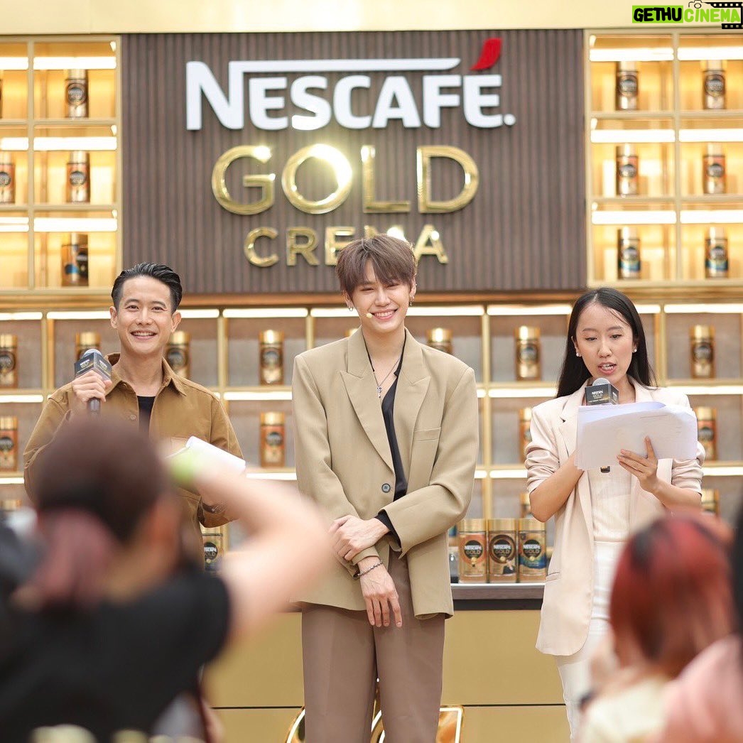 Noppanut Guntachai Instagram - ครั้งแรกในเมืองไทย กับ INTERACTIVE CAFÉ เปิด บ้าน NESCAFÉ GOLD CREMA The Finest Mansion หอม อร่อย กลมกล่อม รสชาติดี แถมตอนชงออกมามี ฟองเครมมานุ่มๆเหมือนกับกาแฟสดพรีเมียมแบบเป๊ะๆแค่ เปิดขวดดูผงกาแฟก็ชอบแล้ว มีเครมมา เพราะสีของกาแฟ ตัวนี้คือเป็นผงละเอียดสีทองทองทุกอนู นอกจากกาแฟ อร่อยจิบเพลินแล้วก็ยังได้ถ่ายรูปกับเฮียด้วยนะ! ยินดีกับผู้ โชคดี 40 ท่านที่ได้เข้ามา work shop ด้วยกันนะครับ ใครที่ อยากจะมาลองดื่มกาแฟหอมอร่อยแบบล้ำๆ ที่พี่แจ็คชงให้ พร้อมได้รูปกลับบ้านแบบนี้ก็ต้องรีบหน่อยวันนี้วันสุดท้าย แล้วนะครับ มีวง Season five มาเล่นให้ฟังกัน ทุกคนอย่าลืมมาลองทานกันได้นะครับ ผงละเอียดสีทอง หอมมากครับ #NESCAFEGoldCremaXBb0un #NESCAFEGoldCremaXJacksonWang #TheFinestMansion