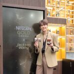 Noppanut Guntachai Instagram – ครั้งแรกในเมืองไทย กับ INTERACTIVE CAFÉ เปิด
บ้าน NESCAFÉ GOLD CREMA The Finest Mansion หอม อร่อย กลมกล่อม รสชาติดี แถมตอนชงออกมามี ฟองเครมมานุ่มๆเหมือนกับกาแฟสดพรีเมียมแบบเป๊ะๆแค่ เปิดขวดดูผงกาแฟก็ชอบแล้ว มีเครมมา เพราะสีของกาแฟ ตัวนี้คือเป็นผงละเอียดสีทองทองทุกอนู นอกจากกาแฟ อร่อยจิบเพลินแล้วก็ยังได้ถ่ายรูปกับเฮียด้วยนะ! ยินดีกับผู้ โชคดี 40 ท่านที่ได้เข้ามา work shop ด้วยกันนะครับ ใครที่ อยากจะมาลองดื่มกาแฟหอมอร่อยแบบล้ำๆ ที่พี่แจ็คชงให้ พร้อมได้รูปกลับบ้านแบบนี้ก็ต้องรีบหน่อยวันนี้วันสุดท้าย แล้วนะครับ มีวง Season five มาเล่นให้ฟังกัน ทุกคนอย่าลืมมาลองทานกันได้นะครับ ผงละเอียดสีทอง หอมมากครับ
#NESCAFEGoldCremaXBb0un #NESCAFEGoldCremaXJacksonWang #TheFinestMansion
