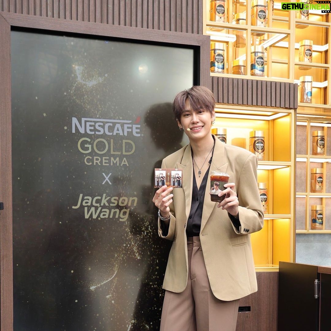 Noppanut Guntachai Instagram - ครั้งแรกในเมืองไทย กับ INTERACTIVE CAFÉ เปิด บ้าน NESCAFÉ GOLD CREMA The Finest Mansion หอม อร่อย กลมกล่อม รสชาติดี แถมตอนชงออกมามี ฟองเครมมานุ่มๆเหมือนกับกาแฟสดพรีเมียมแบบเป๊ะๆแค่ เปิดขวดดูผงกาแฟก็ชอบแล้ว มีเครมมา เพราะสีของกาแฟ ตัวนี้คือเป็นผงละเอียดสีทองทองทุกอนู นอกจากกาแฟ อร่อยจิบเพลินแล้วก็ยังได้ถ่ายรูปกับเฮียด้วยนะ! ยินดีกับผู้ โชคดี 40 ท่านที่ได้เข้ามา work shop ด้วยกันนะครับ ใครที่ อยากจะมาลองดื่มกาแฟหอมอร่อยแบบล้ำๆ ที่พี่แจ็คชงให้ พร้อมได้รูปกลับบ้านแบบนี้ก็ต้องรีบหน่อยวันนี้วันสุดท้าย แล้วนะครับ มีวง Season five มาเล่นให้ฟังกัน ทุกคนอย่าลืมมาลองทานกันได้นะครับ ผงละเอียดสีทอง หอมมากครับ #NESCAFEGoldCremaXBb0un #NESCAFEGoldCremaXJacksonWang #TheFinestMansion