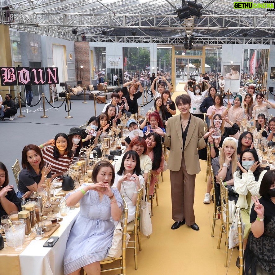 Noppanut Guntachai Instagram - ครั้งแรกในเมืองไทย กับ INTERACTIVE CAFÉ เปิด บ้าน NESCAFÉ GOLD CREMA The Finest Mansion หอม อร่อย กลมกล่อม รสชาติดี แถมตอนชงออกมามี ฟองเครมมานุ่มๆเหมือนกับกาแฟสดพรีเมียมแบบเป๊ะๆแค่ เปิดขวดดูผงกาแฟก็ชอบแล้ว มีเครมมา เพราะสีของกาแฟ ตัวนี้คือเป็นผงละเอียดสีทองทองทุกอนู นอกจากกาแฟ อร่อยจิบเพลินแล้วก็ยังได้ถ่ายรูปกับเฮียด้วยนะ! ยินดีกับผู้ โชคดี 40 ท่านที่ได้เข้ามา work shop ด้วยกันนะครับ ใครที่ อยากจะมาลองดื่มกาแฟหอมอร่อยแบบล้ำๆ ที่พี่แจ็คชงให้ พร้อมได้รูปกลับบ้านแบบนี้ก็ต้องรีบหน่อยวันนี้วันสุดท้าย แล้วนะครับ มีวง Season five มาเล่นให้ฟังกัน ทุกคนอย่าลืมมาลองทานกันได้นะครับ ผงละเอียดสีทอง หอมมากครับ #NESCAFEGoldCremaXBb0un #NESCAFEGoldCremaXJacksonWang #TheFinestMansion