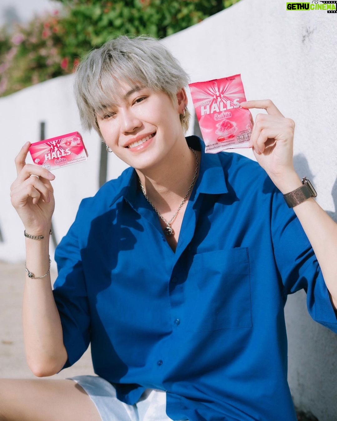 Noppanut Guntachai Instagram - โดนแดดเธอจะร้อน🔥 แต่ถ้ากินHallsน้ำแข็งไสเธอจะสดชื่นน~🍧 ใหม่! ฮอลล์น้ำแข็งไส หวานเย็น สดชื่นใจ อากาศเมืองไทยร้อนขนาดนี้ ต้องมีตัวช่วยดับร้อนหน่อย แนะนำให้ทุกคนไปลองนะ 💕 #HallsNamkangsai #BreatheForIt #หายใจแล้วไปต่อ