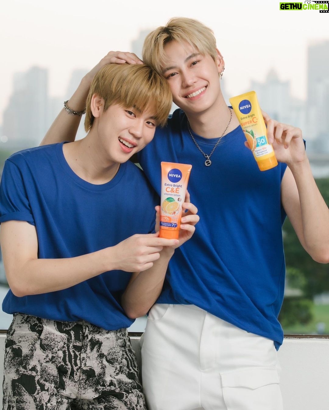 Noppanut Guntachai Instagram - คู่ดูโอ้สุดว้าวเหมือนเราสองคน นี่เลย! NIVEA SUPER C+ ทาตอนเช้า และ NIVEA C&E ทาตอนเย็น ใช้คู่กัน ช่วยบูสต์ผิวดูไบรท์ใน 7 วัน ทาให้กันได้ง่ายๆ ซึมไวไม่เหนียวเหนอะหนะ กลางวันพร้อมสู้แดด กลางคืนช่วยฟื้นฟูบำรุงผิวตลอดคืน ให้วิตามินซีผิวได้ 24 ชั่วโมงเน้นๆ จนผิวเนียนนุ่มขาวใสน่าอยู่ใกล้ตลอดเลย #คู่ซี้ซุปเปอร์สวย #นีเวียดูโอ้วิตซี