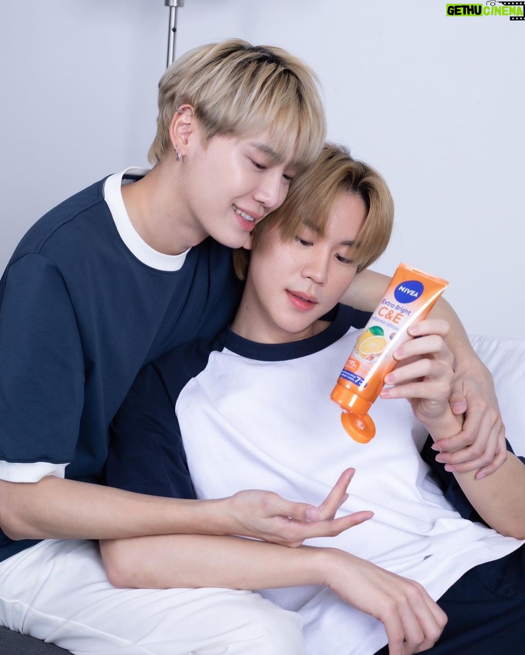 Noppanut Guntachai Instagram - คู่ดูโอ้สุดว้าวเหมือนเราสองคน นี่เลย! NIVEA SUPER C+ ทาตอนเช้า และ NIVEA C&E ทาตอนเย็น ใช้คู่กัน ช่วยบูสต์ผิวดูไบรท์ใน 7 วัน ทาให้กันได้ง่ายๆ ซึมไวไม่เหนียวเหนอะหนะ กลางวันพร้อมสู้แดด กลางคืนช่วยฟื้นฟูบำรุงผิวตลอดคืน ให้วิตามินซีผิวได้ 24 ชั่วโมงเน้นๆ จนผิวเนียนนุ่มขาวใสน่าอยู่ใกล้ตลอดเลย #คู่ซี้ซุปเปอร์สวย #นีเวียดูโอ้วิตซี