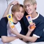 Noppanut Guntachai Instagram - คู่ดูโอ้สุดว้าวเหมือนเราสองคน นี่เลย! NIVEA SUPER C+ ทาตอนเช้า และ NIVEA C&E ทาตอนเย็น ใช้คู่กัน ช่วยบูสต์ผิวดูไบรท์ใน 7 วัน ทาให้กันได้ง่ายๆ ซึมไวไม่เหนียวเหนอะหนะ กลางวันพร้อมสู้แดด กลางคืนช่วยฟื้นฟูบำรุงผิวตลอดคืน ให้วิตามินซีผิวได้ 24 ชั่วโมงเน้นๆ จนผิวเนียนนุ่มขาวใสน่าอยู่ใกล้ตลอดเลย #คู่ซี้ซุปเปอร์สวย #นีเวียดูโอ้วิตซี