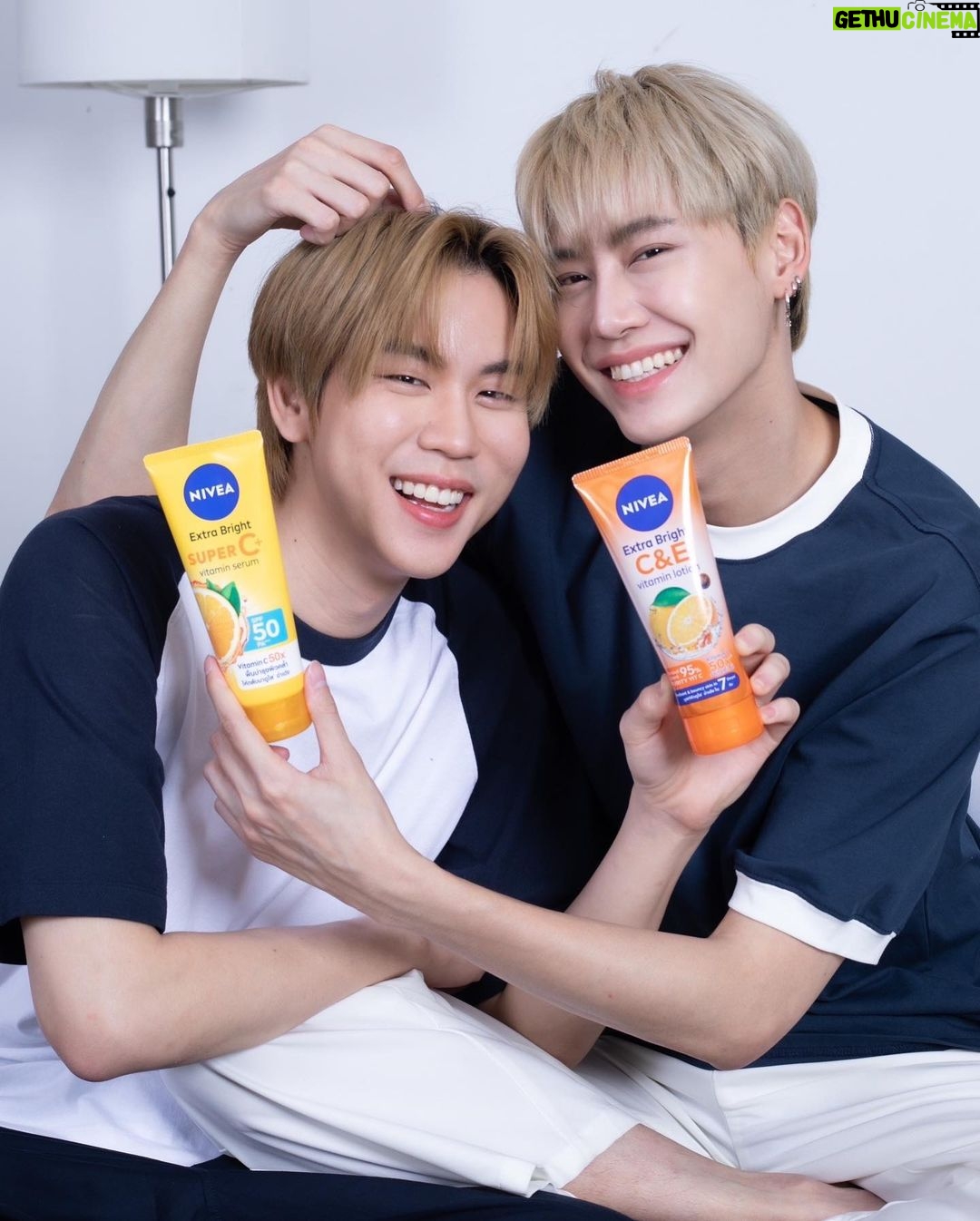 Noppanut Guntachai Instagram - คู่ดูโอ้สุดว้าวเหมือนเราสองคน นี่เลย! NIVEA SUPER C+ ทาตอนเช้า และ NIVEA C&E ทาตอนเย็น ใช้คู่กัน ช่วยบูสต์ผิวดูไบรท์ใน 7 วัน ทาให้กันได้ง่ายๆ ซึมไวไม่เหนียวเหนอะหนะ กลางวันพร้อมสู้แดด กลางคืนช่วยฟื้นฟูบำรุงผิวตลอดคืน ให้วิตามินซีผิวได้ 24 ชั่วโมงเน้นๆ จนผิวเนียนนุ่มขาวใสน่าอยู่ใกล้ตลอดเลย #คู่ซี้ซุปเปอร์สวย #นีเวียดูโอ้วิตซี