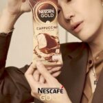 Noppanut Guntachai Instagram - เดบิวต์ใหม่ของวงการไอศกรีม ✨ NESCAFÉ CAPPUCCINO ICE CREAM ไอศกรีมแท่งรสชาติคาปูชิโน อร่อย นุ่ม ละมุนอย่างลงตัวสุดๆ 🤎 เน้ือไอศกรีมรสคาปูชิโนที่เคลือบด้วย Soft Coffee Coating ให้สัมผัสนุ่ม ละมุนลิ้นจากกาแฟอาราบิก้าสุดพรีเมียม ผสานกับนม ลงตัวสุดๆ มาพร้อมแพ็คเกจแบบกระดาษรักษ์โลก ให้ความพรีเมียมอีกด้วย สามารถซื้อได้ท่ี 7-Eleven และแอปพลิเคชัน 7-Delivery บุ๋นแนะนําเลย 😉 #NescafeGoldIceCream #ไอศกรีมเนสกาแฟโกลด์คาปูชิโน #อร่อยและรักษ์โลกด้วย