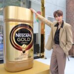 Noppanut Guntachai Instagram - ครั้งแรกในเมืองไทย กับ INTERACTIVE CAFÉ เปิด บ้าน NESCAFÉ GOLD CREMA The Finest Mansion หอม อร่อย กลมกล่อม รสชาติดี แถมตอนชงออกมามี ฟองเครมมานุ่มๆเหมือนกับกาแฟสดพรีเมียมแบบเป๊ะๆแค่ เปิดขวดดูผงกาแฟก็ชอบแล้ว มีเครมมา เพราะสีของกาแฟ ตัวนี้คือเป็นผงละเอียดสีทองทองทุกอนู นอกจากกาแฟ อร่อยจิบเพลินแล้วก็ยังได้ถ่ายรูปกับเฮียด้วยนะ! ยินดีกับผู้ โชคดี 40 ท่านที่ได้เข้ามา work shop ด้วยกันนะครับ ใครที่ อยากจะมาลองดื่มกาแฟหอมอร่อยแบบล้ำๆ ที่พี่แจ็คชงให้ พร้อมได้รูปกลับบ้านแบบนี้ก็ต้องรีบหน่อยวันนี้วันสุดท้าย แล้วนะครับ มีวง Season five มาเล่นให้ฟังกัน ทุกคนอย่าลืมมาลองทานกันได้นะครับ ผงละเอียดสีทอง หอมมากครับ #NESCAFEGoldCremaXBb0un #NESCAFEGoldCremaXJacksonWang #TheFinestMansion