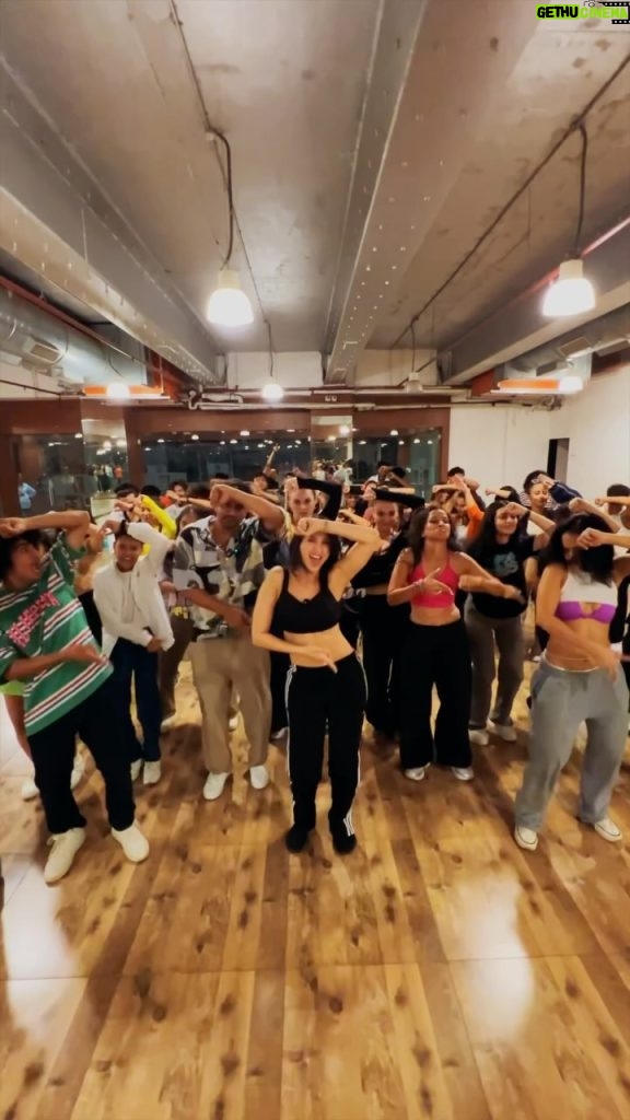 Nora Fatehi Instagram - YOO This workshop had the energy 😍🔥 i loved surprising these amazing dancers! They were so sweet and they killed the Zaalim Routine! The ending was my favourite part 🥰😍❤️ @rajitdev do another workshop please 🙏🏽 #dancewithnora #Zaalim @badboyshah @tseries.official @payaldevofficial