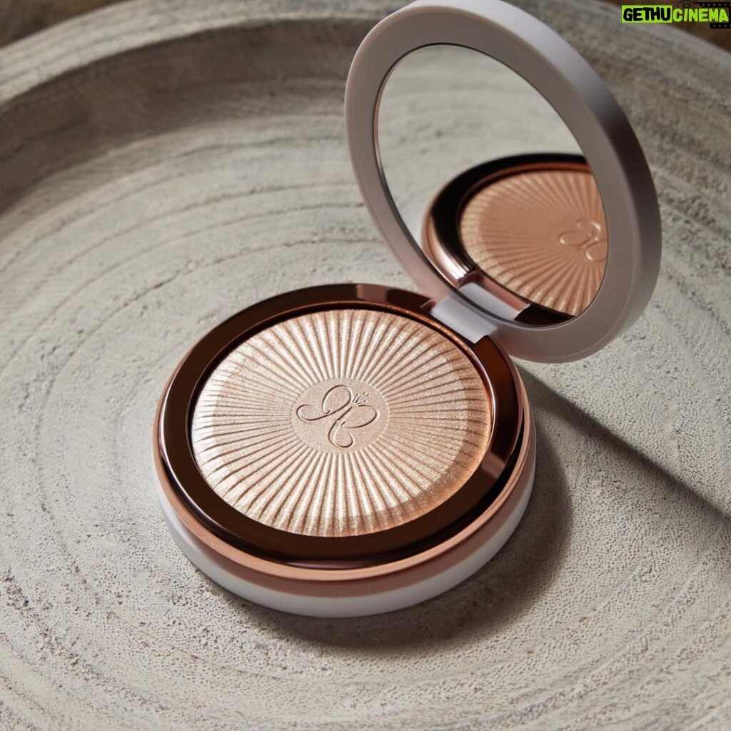 Norvina Instagram - Introducing our latest creation, Glow Seeker in shade Sun Idol As a makeup creator, my journey began with contour and glow kits. There's an enchanting feeling when you apply a glow product, and this formula is pure magic. It's like having Liquid Metal in a compact. Flawless fusion: This formula is pure magic, leaving no trace of fallout or chunkiness, just a seamless glow that becomes one with your skin #anastasiabeverlyhills