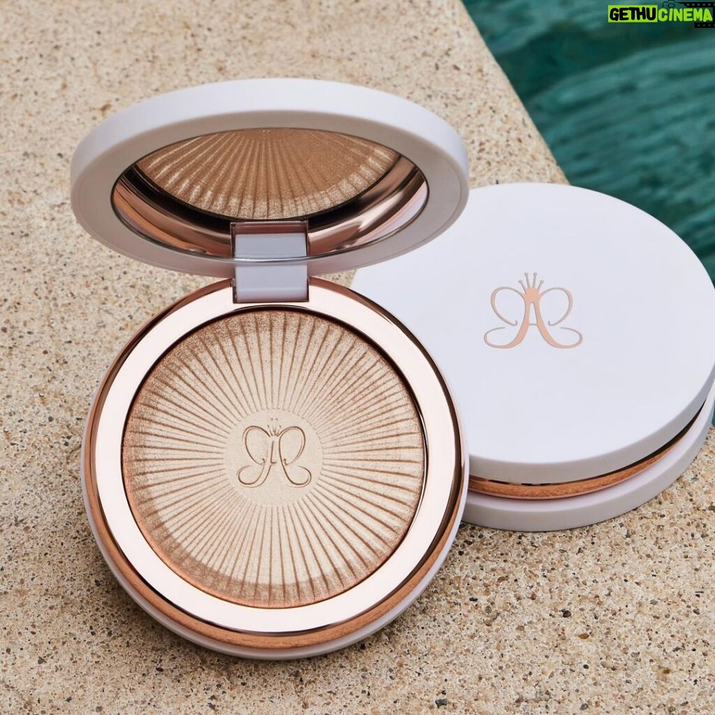 Norvina Instagram - Introducing our latest creation, Glow Seeker in shade Sun Idol As a makeup creator, my journey began with contour and glow kits. There's an enchanting feeling when you apply a glow product, and this formula is pure magic. It's like having Liquid Metal in a compact. Flawless fusion: This formula is pure magic, leaving no trace of fallout or chunkiness, just a seamless glow that becomes one with your skin #anastasiabeverlyhills