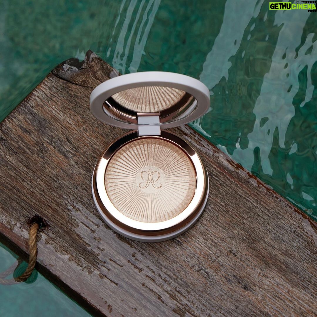 Norvina Instagram - Introducing our latest creation, Glow Seeker in shade Sun Idol As a makeup creator, my journey began with contour and glow kits. There's an enchanting feeling when you apply a glow product, and this formula is pure magic. It's like having Liquid Metal in a compact. Flawless fusion: This formula is pure magic, leaving no trace of fallout or chunkiness, just a seamless glow that becomes one with your skin #anastasiabeverlyhills