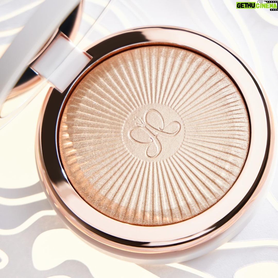 Norvina Instagram - Introducing our latest creation, Glow Seeker in shade Sun Idol As a makeup creator, my journey began with contour and glow kits. There's an enchanting feeling when you apply a glow product, and this formula is pure magic. It's like having Liquid Metal in a compact. Flawless fusion: This formula is pure magic, leaving no trace of fallout or chunkiness, just a seamless glow that becomes one with your skin #anastasiabeverlyhills