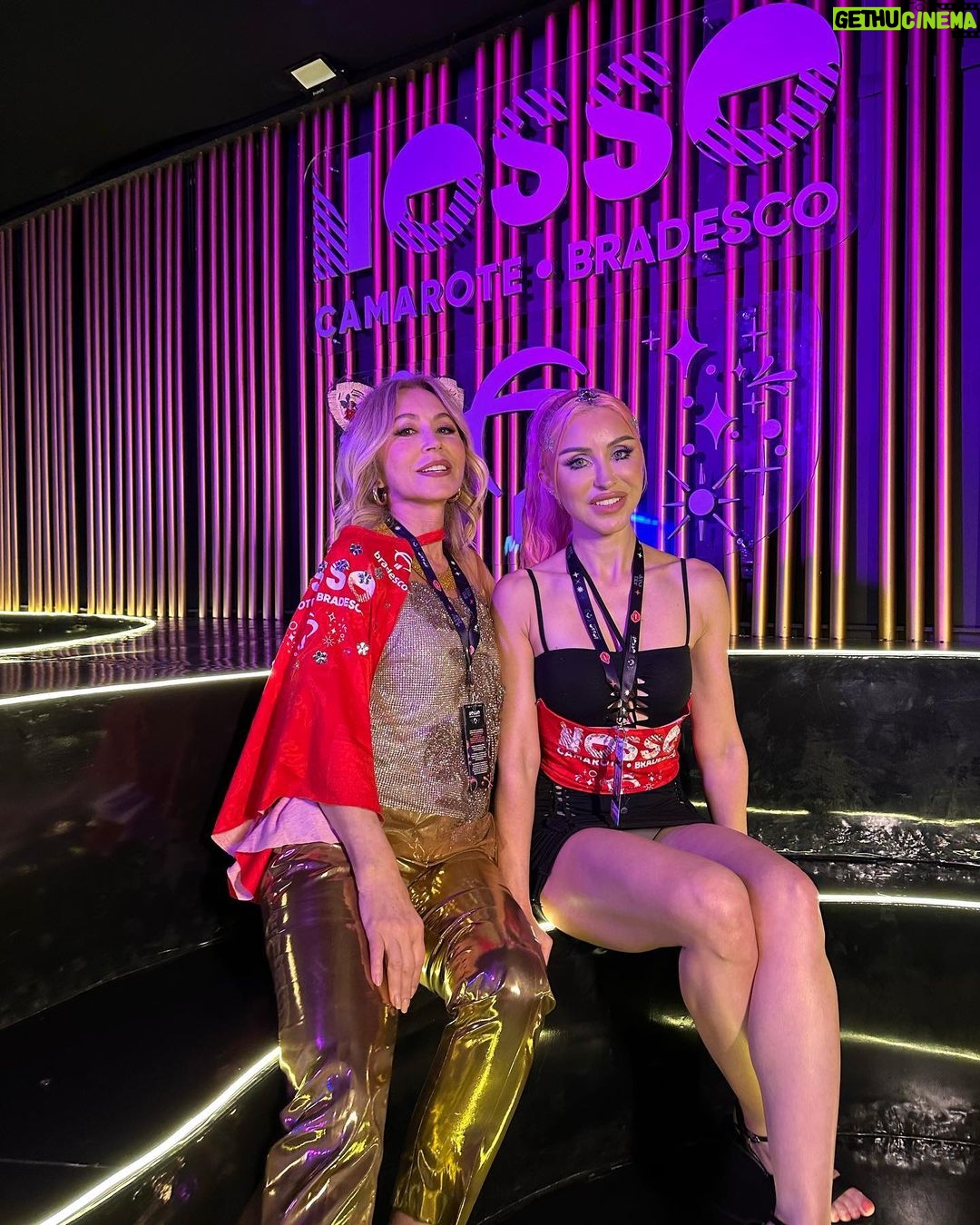 Norvina Instagram - What a surreal experience Carnival in Rio π§π· swipe left to see a few of the presentations from Rio schools. The creativity, the music, the colors π @anastasiabeverlyhills and @norvinacosmetics were the makeup sponsor at @nossocamarote all thanks to @sephorabrasil π I never get bummed going home after a trip, but this time it was different. Canβt wait to go back #anastasiabeverlyhills #norvinacosmetics #norvina