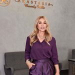 Norvina Instagram - Happy Birthday mom @anastasiasoare 🎊 I love you so much!! Ești cea mai puternică femeie pe care o cunosc. Ai atât de mult foc, determinare si perseverenta în tine, si nu știu cum reușești sa emani neîncetat atâta pasiune. Datorită felului în care ai fost întotdeauna, inteligenta, puternica, iubitoare, sociabilă, te apreciez enorm de mult, si încerc să fiu jumătate din femeia care ești tu.