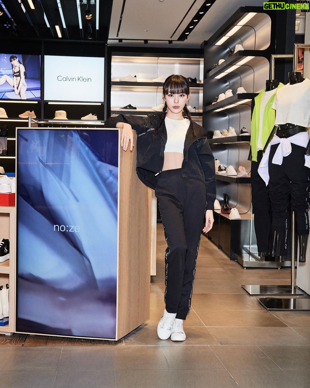Noze Instagram - @calvinklein #mycalvins #캘빈클라인풋웨어 신세계백화점 강남점