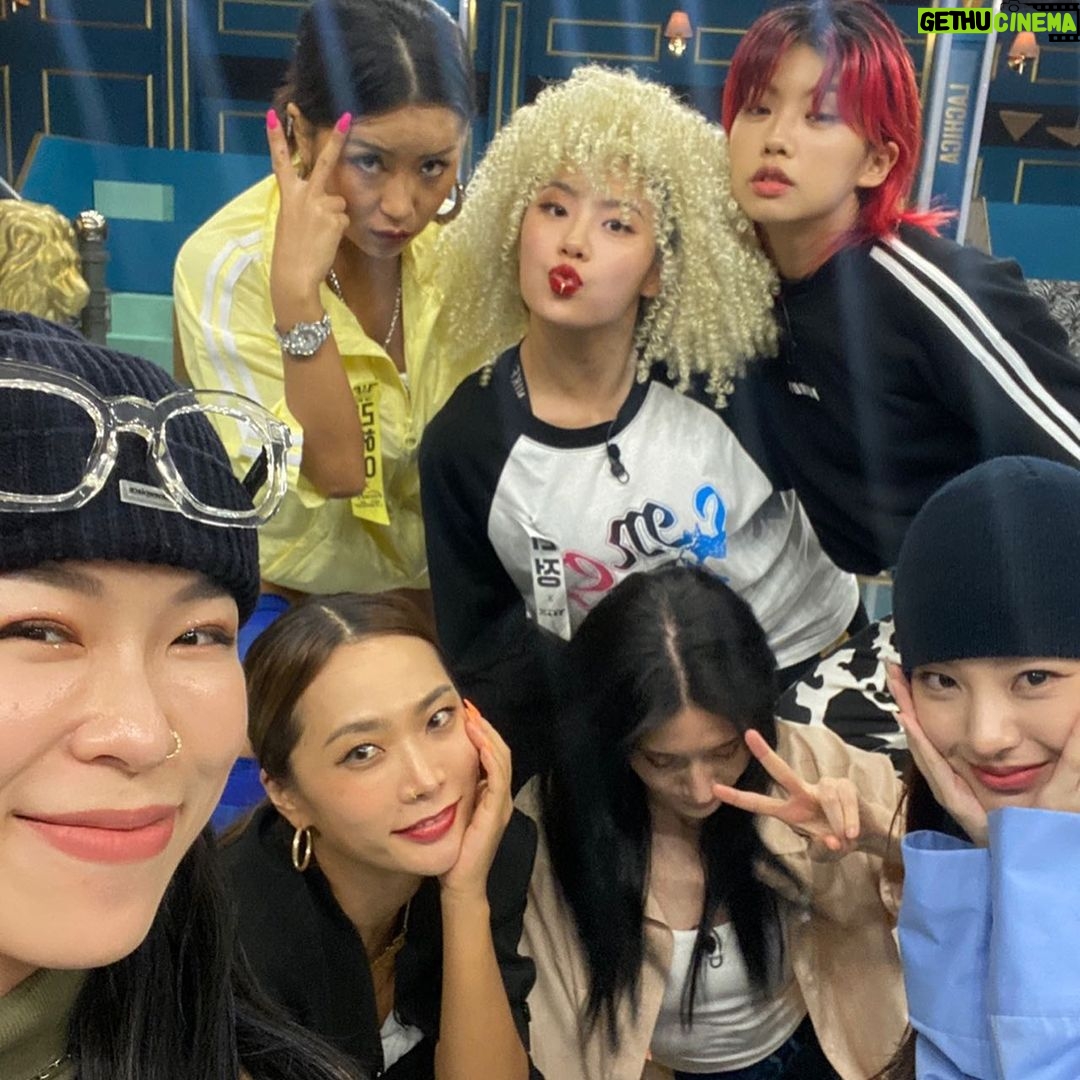 Noze Instagram - Good bye 2021 아직도 다름없이 평범한 제가 이토록 사랑을 받은, 잊지 못할 한 해. 아직은 서툴고 성숙해지자 다짐해도 매번 어려운 것 투성인데 너무나 과분한 사랑을 받아 하루하루가 신기해요 감사하고 사랑합니다