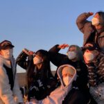 Noze Instagram - Goodbye 2020 올 해는 코로나로 인해 많이 힘들었던 한 해였지만, 늘 그래왔던 것처럼 잘 극복해가리라 믿어요 :) 저에게 2020년은 좋은 일이 너무 많아 감사하고 또 감사한 한 해 였어요. 물론 지우고싶은 기억도 있었겠지만 이마저도 저에겐 무엇과도 바꿀 수 없는 제 시간들이였기에 기쁨에도 아픔에도 더 당당히 마주하는 제가 되려고해요. 아직은 미숙한 부분도 많고, 미운부분도 많은 저를 아껴주시고 사랑해주신 모든분들, 감사하고 사랑합니다. 비록 표현하는데에 있어 어리숙한 제가 감사한 제 주변분들에게 마음전달이 잘 될지 모르겠지만, 늘 감사하고 죄송하고 잘 부탁드린다는 말씀 전하고싶어요 또, 이렇게 2020년을 보내며 절실히 깨달았던 점은 타인에 의해서 자신의 가치를 판단하지 말자는 것이에요. 나의 가치는 내가 정하고 나를 가장 사랑할 수 있는 것은 바로 나 자신이란것을 기억하며, 저와 여러분 모두 행복만땅 새 해를 맞이합시당😉❣️ 윽 부끄뎌 welcome2021 <3 Goodbye 2020 This year was really tough because of Covid-19, but I believe we can overcome it as usual:) 2020 was really a year of appreciation for me. Although there are some memories that i wish didn't exist, those memories are the ones that helped me face hardship. I'm still amateur and detestable, but I really appreciate that you guys still love me. Although I express myself poorly, I always want to say thank you. And I look forward to working together with you guys. Also, I realize that I don't need to measure my worth by others. My value is chosen by myself. So I must remember that it is me who can love myself the most. Remember that and Let's happily greet the New Year!😉❣️