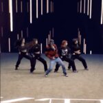 Noze Instagram - The 1st Mini Album @zkdlin #reason NAVER NOW [Party B] . Choreography by @mihawkback x @badalee__ x @vata_500 . Dancer @srpark__ @bengalpark @vata_500 @badalee__ @noze_wayb @aka_trandee_rock @haley_s0ng @withleesu . #kai #카이 #솔로 #navernow