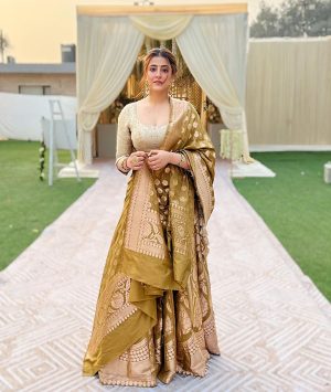 Nupur Sanon Instagram - Legit Banno ki Saheli 🔥👱🏻‍♀️

•

Outfit- @warpnweftbysagrikarai 
Jewellery- @koharbykanika @ruhbyruchitandon 
Styled by - @sukritigrover 
Styling Team- @vanigupta.23 @bitofbash @naishasinghvi