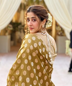 Nupur Sanon Instagram - Legit Banno ki Saheli 🔥👱🏻‍♀️

•

Outfit- @warpnweftbysagrikarai 
Jewellery- @koharbykanika @ruhbyruchitandon 
Styled by - @sukritigrover 
Styling Team- @vanigupta.23 @bitofbash @naishasinghvi
