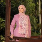 Nur Fazura Instagram - ✨CITRA ZAHRAA✨ Koleksi Tudung FAZURA Black Label kali ini didatangkan dengan material dan kemasan berbeza iaitu “Pleated Shawl”, pastinya memberi kelainan buat peminat Tudung FAZURA pada Syawal tahun ini. Hadir secara eksklusif dengan 10 corak flora lembut yang memberi sentuhan anggun, sesuai untuk disempurnakan dengan busana Aidilfitri pilihan anda. You can find more information on the CITRA ZAHRAA collection from our Website: www.fazura.com Download App : FAZURA ShopeeMall: FazuraOfficialStore Visit our physical stores to try and get a closer look on CITRA ZAHRAA collection at.. FAZURA Boutiques: ✨Sunway Putra Mall, Lot G31 (KL) ✨The Curve Shopping Mall, Lot 147B (PJ) ✨Ipoh Parade, Lot F-10 (Perak) ✨Aman Central, Lot 3-47 (Kedah) ✨East Coast Mall, L1-21 (Kuantan, Pahang) Mini Stores: ✨SOGO KL (Level 3) ✨SOGO i-City Shah Alam (Ground Floor) Micro Store: ✨Suria KLCC (PushCart) Pop-Up Store: ✨Komtar JBCC (Johor Bahru) Boleh juga dapatkan koleksi ✨ CITRA ZAHRAA ✨ melalui @fazurabesties yang berdaftar ! !! Disebabkan oleh pencahayaan fotografi dan peranti berbeza yang digunakan untuk melihat produk yang dipaparkan, warna yang anda lihat mungkin berbeza sedikit daripada warna sebenar produk. #TudungFAZURA #TFBlackLabel #BlackLabel #MilikSemua #FAZURA #fazuralovers #Koleksi CITRA ZAHRAA #tudungfazuracitrazahraa