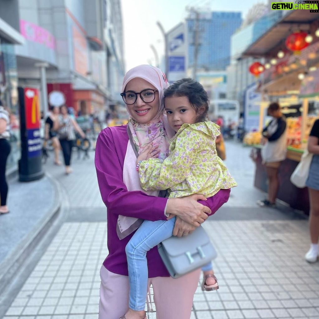 Nur Fazura Instagram - bangkok so far. celebrated my niece and nephew’s birthday yesterday, tiba-tiba Fatima pulak nak tiup lilin juga.. thank you sis @nor.asmah for the cake! we’ve been missing daddy @fattahaminz and wishing you were here with us. 💙 *wearing “Rosa Adelia” from the latest Persona Floria collection by @mytudungfazura ✨ Bangkok, Thailand