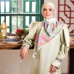 Nur Fazura Instagram - Memperkenalkan PERSONA FLORIA, koleksi terbaru dari Tudung FAZURA dengan 10 pilihan yang bermotifkan bunga-bungaan. Antara bunya-bunga yang terpilih dari warna yang soft and dreamy, Persona Floria hadir untuk memenuhi cita rasa semua fashionistas diluar sana. Darlings tak payah pening nak mix and match, sebab semua warna ni on point for any occasion. Design kali ni sesuai sangat di pakai untuk santai-santai juga.✨ Darlings boleh dapatkan koleksi Persona Floria pada 23.02.2024 dan preorder dari beloved @fazurabesties dan agen kami! 🥰 @mytudungfazura ✨ #TudungFAZURA #TFPinkLabel #PinkLabel #MilikSemua #FAZURA #fazuralovers #KoleksiIPERSONAFLORIA #tudungfazurapersonafloria Make up : @deq_yan Hijab styling : @syiratiqah Styled by @pejoyyahaya Attire : @fazbulouscom by Fazura Idea and Execution by #TeamFAZURA