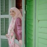 Nur Fazura Instagram - Memperkenalkan PERSONA FLORIA, koleksi terbaru dari Tudung FAZURA dengan 10 pilihan yang bermotifkan bunga-bungaan. Antara bunya-bunga yang terpilih dari warna yang soft and dreamy, Persona Floria hadir untuk memenuhi cita rasa semua fashionistas diluar sana. Darlings tak payah pening nak mix and match, sebab semua warna ni on point for any occasion. Design kali ni sesuai sangat di pakai untuk santai-santai juga.✨ Darlings boleh dapatkan koleksi Persona Floria pada 23.02.2024 dan preorder dari beloved @fazurabesties dan agen kami! 🥰 @mytudungfazura ✨ #TudungFAZURA #TFPinkLabel #PinkLabel #MilikSemua #FAZURA #fazuralovers #KoleksiIPERSONAFLORIA #tudungfazurapersonafloria Make up : @deq_yan Hijab styling : @syiratiqah Styled by @pejoyyahaya Attire : @fazbulouscom by Fazura Directed by @bahriuma Idea and Execution by #TeamFAZURA