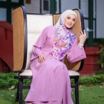Nur Fazura Instagram - Memperkenalkan PERSONA FLORIA, koleksi terbaru dari Tudung FAZURA dengan 10 pilihan yang bermotifkan bunga-bungaan. Antara bunya-bunga yang terpilih dari warna yang soft and dreamy, Persona Floria hadir untuk memenuhi cita rasa semua fashionistas diluar sana. Darlings tak payah pening nak mix and match, sebab semua warna ni on point for any occasion. Design kali ni sesuai sangat di pakai untuk santai-santai juga.✨ Darlings boleh dapatkan koleksi Persona Floria pada 23.02.2024 dan preorder dari beloved @fazurabesties dan agen kami! 🥰 @mytudungfazura ✨ #TudungFAZURA #TFPinkLabel #PinkLabel #MilikSemua #FAZURA #fazuralovers #KoleksiIPERSONAFLORIA #tudungfazurapersonafloria Make up : @deq_yan Hijab styling : @syiratiqah Styled by @pejoyyahaya Attire : @fazbulouscom by Fazura Idea and Execution by #TeamFAZURA