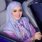Nur Fazura Instagram - Memperkenalkan PERSONA FLORIA, koleksi terbaru dari Tudung FAZURA dengan 10 pilihan yang bermotifkan bunga-bungaan. Antara bunya-bunga yang terpilih dari warna yang soft and dreamy, Persona Floria hadir untuk memenuhi cita rasa semua fashionistas diluar sana. Darlings tak payah pening nak mix and match, sebab semua warna ni on point for any occasion. Design kali ni sesuai sangat di pakai untuk santai-santai juga.✨ Darlings boleh dapatkan koleksi Persona Floria pada 23.02.2024 dan preorder dari beloved @fazurabesties dan agen kami! 🥰 @mytudungfazura ✨ #TudungFAZURA #TFPinkLabel #PinkLabel #MilikSemua #FAZURA #fazuralovers #KoleksiIPERSONAFLORIA #tudungfazurapersonafloria Make up : @deq_yan Hijab styling : @syiratiqah Styled by @pejoyyahaya Attire : @fazbulouscom by Fazura Idea and Execution by #TeamFAZURA