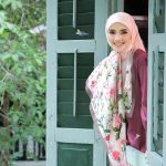 Nur Fazura Instagram - Memperkenalkan PERSONA FLORIA, koleksi terbaru dari Tudung FAZURA dengan 10 pilihan yang bermotifkan bunga-bungaan. Antara bunya-bunga yang terpilih dari warna yang soft and dreamy, Persona Floria hadir untuk memenuhi cita rasa semua fashionistas diluar sana. Darlings tak payah pening nak mix and match, sebab semua warna ni on point for any occasion. Design kali ni sesuai sangat di pakai untuk santai-santai juga.✨ Darlings boleh dapatkan koleksi Persona Floria pada 23.02.2024 dan preorder dari beloved @fazurabesties dan agen kami! 🥰 @mytudungfazura ✨ #TudungFAZURA #TFPinkLabel #PinkLabel #MilikSemua #FAZURA #fazuralovers #KoleksiIPERSONAFLORIA #tudungfazurapersonafloria Make up : @deq_yan Hijab styling : @syiratiqah Styled by @pejoyyahaya Attire : @fazbulouscom by Fazura Idea and Execution by #TeamFAZURA