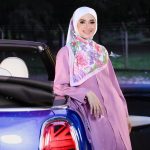 Nur Fazura Instagram - Memperkenalkan PERSONA FLORIA, koleksi terbaru dari Tudung FAZURA dengan 10 pilihan yang bermotifkan bunga-bungaan. Antara bunya-bunga yang terpilih dari warna yang soft and dreamy, Persona Floria hadir untuk memenuhi cita rasa semua fashionistas diluar sana. Darlings tak payah pening nak mix and match, sebab semua warna ni on point for any occasion. Design kali ni sesuai sangat di pakai untuk santai-santai juga.✨ Darlings boleh dapatkan koleksi Persona Floria pada 23.02.2024 dan preorder dari beloved @fazurabesties dan agen kami! 🥰 @mytudungfazura ✨ #TudungFAZURA #TFPinkLabel #PinkLabel #MilikSemua #FAZURA #fazuralovers #KoleksiIPERSONAFLORIA #tudungfazurapersonafloria Make up : @deq_yan Hijab styling : @syiratiqah Styled by @pejoyyahaya Attire : @fazbulouscom by Fazura Idea and Execution by #TeamFAZURA