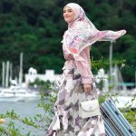 Nur Fazura Instagram - Memperkenalkan PERSONA FLORIA, koleksi terbaru dari Tudung FAZURA dengan 10 pilihan yang bermotifkan bunga-bungaan. Antara bunya-bunga yang terpilih dari warna yang soft and dreamy, Persona Floria hadir untuk memenuhi cita rasa semua fashionistas diluar sana. Darlings tak payah pening nak mix and match, sebab semua warna ni on point for any occasion. Design kali ni sesuai sangat di pakai untuk santai-santai juga.✨ Darlings boleh dapatkan koleksi Persona Floria pada 23.02.2024 dan preorder dari beloved @fazurabesties dan agen kami! 🥰 @mytudungfazura ✨ #TudungFAZURA #TFPinkLabel #PinkLabel #MilikSemua #FAZURA #fazuralovers #KoleksiIPERSONAFLORIA #tudungfazurapersonafloria Make up : @deq_yan Hijab styling : @syiratiqah Styled by @pejoyyahaya Attire : @fazbulouscom by Fazura Idea and Execution by #TeamFAZURA
