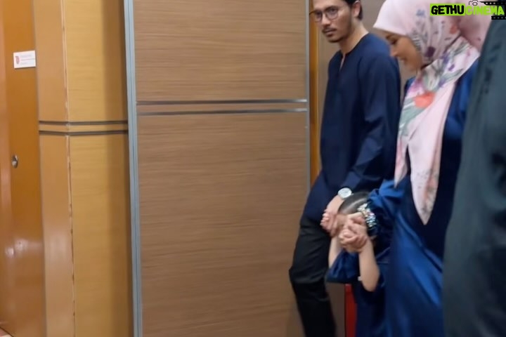 Nur Fazura Instagram - MasyaAllah TabarakAllahโฆ Terima kasih buat semua yang sudi hadir ke majlis pelancaran FAZBULOUS RAYA 2024 ๐๐ผโจ Dengan izin dan rahmat Allah SWT, Faz bersyukur semuanya berjalan dengan baik. Dalam kesibukan Faz shooting berterusan, ucapan Terima kasih ingin faz rakamkan buat abang Faiz, suami ku @fattahaminz dan team FAZURA yang sama-sama menjayakan pelancaran ini. ๐๐๐ซ Majlis kami turut diserikan dengan dendangan oleh penyanyi-penyanyi pujaan ramai iaitu @dayangsayangkamu โญ๏ธ dan @ippohafiz โญ๏ธ Harapan Faz, semoga rekaan busana dan koleksi tudung Fazura tahun ini dapat menambat hati anda semua yang Faz kasihi. Selesa dipakai, cantik berseri dan yang paling penting.. tetap dengan harga #MilikSemua ๐คฒ๐ป๐ Salam sayang dan lots of LOVE dari Faz dan kesemua #TeamFAZURA ๐๐ผ๐๐๐ Make up for Fazura : @rozlanassir Hijab styling for Fazura : @syiratiqah Make up for Models : Team @deq_yan - @kasihcicie @missanastacia_lee @iamjijaanuar @jassyedchek Hijab styling for Models : Team @syiratiqah - @nurhanahalim @nom.lilit.you @azureen.hadihalim @huzainah.co Video and Photo : @bangsawanpictures