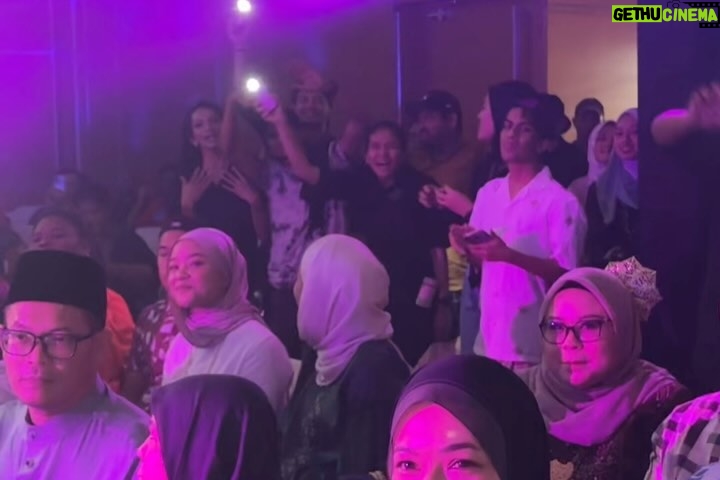 Nur Fazura Instagram - MasyaAllah TabarakAllahโฆ Terima kasih buat semua yang sudi hadir ke majlis pelancaran FAZBULOUS RAYA 2024 ๐๐ผโจ Dengan izin dan rahmat Allah SWT, Faz bersyukur semuanya berjalan dengan baik. Dalam kesibukan Faz shooting berterusan, ucapan Terima kasih ingin faz rakamkan buat abang Faiz, suami ku @fattahaminz dan team FAZURA yang sama-sama menjayakan pelancaran ini. ๐๐๐ซ Majlis kami turut diserikan dengan dendangan oleh penyanyi-penyanyi pujaan ramai iaitu @dayangsayangkamu โญ๏ธ dan @ippohafiz โญ๏ธ Harapan Faz, semoga rekaan busana dan koleksi tudung Fazura tahun ini dapat menambat hati anda semua yang Faz kasihi. Selesa dipakai, cantik berseri dan yang paling penting.. tetap dengan harga #MilikSemua ๐คฒ๐ป๐ Salam sayang dan lots of LOVE dari Faz dan kesemua #TeamFAZURA ๐๐ผ๐๐๐ Make up for Fazura : @rozlanassir Hijab styling for Fazura : @syiratiqah Make up for Models : Team @deq_yan - @kasihcicie @missanastacia_lee @iamjijaanuar @jassyedchek Hijab styling for Models : Team @syiratiqah - @nurhanahalim @nom.lilit.you @azureen.hadihalim @huzainah.co Video and Photo : @bangsawanpictures