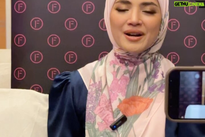 Nur Fazura Instagram - MasyaAllah TabarakAllahโฆ Terima kasih buat semua yang sudi hadir ke majlis pelancaran FAZBULOUS RAYA 2024 ๐๐ผโจ Dengan izin dan rahmat Allah SWT, Faz bersyukur semuanya berjalan dengan baik. Dalam kesibukan Faz shooting berterusan, ucapan Terima kasih ingin faz rakamkan buat abang Faiz, suami ku @fattahaminz dan team FAZURA yang sama-sama menjayakan pelancaran ini. ๐๐๐ซ Majlis kami turut diserikan dengan dendangan oleh penyanyi-penyanyi pujaan ramai iaitu @dayangsayangkamu โญ๏ธ dan @ippohafiz โญ๏ธ Harapan Faz, semoga rekaan busana dan koleksi tudung Fazura tahun ini dapat menambat hati anda semua yang Faz kasihi. Selesa dipakai, cantik berseri dan yang paling penting.. tetap dengan harga #MilikSemua ๐คฒ๐ป๐ Salam sayang dan lots of LOVE dari Faz dan kesemua #TeamFAZURA ๐๐ผ๐๐๐ Make up for Fazura : @rozlanassir Hijab styling for Fazura : @syiratiqah Make up for Models : Team @deq_yan - @kasihcicie @missanastacia_lee @iamjijaanuar @jassyedchek Hijab styling for Models : Team @syiratiqah - @nurhanahalim @nom.lilit.you @azureen.hadihalim @huzainah.co Video and Photo : @bangsawanpictures