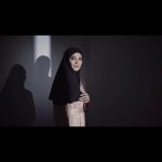 Nur Fazura Instagram - Koleksi Alhambra dari Tudung Fazura Black Label, koleksi pertama untuk tahun 2024 mengambil inspirasi daripada keindahan seni bina dan ketenangan suasana ketamadunan Islam di Sepanyol. Didatangkan dalam bingkisan warna-warna lembut, shawl dari chiffon ini dihiasi dengan tepian sulaman indah, diilhamkan oleh intrikasi gerbang istana Islam Sepanyol abad ke-13. Nama-nama yang terpilih mewakili pelbagai taman, istana dan bandar penting ketamadunan Islam di Semenanjung Iberia menjadi kemasan kepada shawl menawan hati dari Tudung Fazura untuk koleksi ini, sepadan dengan keanggunan sopan wanita Islam moden. Jangan lupa dapatkan koleksi “ALHAMBRA” di website www.fazura.com, FAZURA Apps dan @fazurabesties yang berdaftar sekarang! #TudungFAZURA #TFBlackLabel #KoleksiAlhambra #FAZURA #MilikSemua