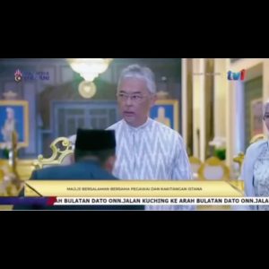 Nur Fazura Instagram - DAULAT TUANKU 🙏🏼✨

Merafak Sembah Menjunjung Kasih.

Kebawah Duli Yang Maha Mulia Seri Paduka Baginda Yang di-Pertuan Agong Al-Sultan Abdullah Ri’ayatuddin Al-Mustafa Billah Shah Ibni Almarhum Sultan Haji Ahmad Shah Al-Musta’in Billah dan Kebawah Duli Yang Maha Mulia Seri Paduka Baginda Raja Permaisuri Agong Tunku Azizah Aminah Maimunah Iskandariah Binti Almarhum Al-Mutawakkil Alallah Sultan Iskandar Al-Haj.

Sempena Tamat Tempoh Pemerintahan Seri Paduka Baginda Tuanku Sebagai Yang di-Pertuan Agong XVI.

Patik merafak sembah dan menjunjung kasih tuanku berdua, dengan limpah kurnia dan naugan tuanku berdua juga, Malaysia berjaya mengharungi cabaran getir dan mengecapi kemakmuran bersama. Patik menjunjung kasih sifat prihatin dan mesra rakyat tuanku berdua, semoga terus dikasihi rakyat Malaysia amnya dan rakyat negeri Pahang Darul Makmur khususnya. Didoakan tuanku berdua sentiasa dalam rahmat dan dilindungi Allah SWT. Dirgahayu Tuanku, Daulat Tuanku.

Sembah takzim dari patik, keluarga dan wargakerja FAZURA 🤍

Kredit gambar kepada pemilik gambar yang sewajarnya. Terima kasih ✨