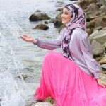 Nur Fazura Instagram - Koleksi pertama tahun 2024 Tudung FAZURA didatangkan dalam pelbagai warna dengan corak abstrak, terbuka kepada pelbagai interpretasi individu. Sepuluh rekaan corak menarik dalam koleksi INSPIRASEA ini, setiap satunya memaparkan keunikan tersendiri yang akan menjadi inspirasi dalam melakar lembaran baharu tahun ini. Feminin, elegan dan yakin dengan diri sendiri, dapatkan INSPIRASEA dari Tudung FAZURA.💖✨ @mytudungfazura #TudungFAZURA #TFWhiteLabel #WhiteLabel #MilikSemua #FAZURA #fazuralovers #KoleksiINSPIRASEA #tudungfazurainspirasea Make up by @deq_yan Hijab styling by @syiratiqah Wardrobe by @pejoyyahaya Idea and Photography by #TeamFAZURA