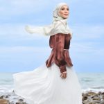 Nur Fazura Instagram - Koleksi pertama tahun 2024 Tudung FAZURA didatangkan dalam pelbagai warna dengan corak abstrak, terbuka kepada pelbagai interpretasi individu. Sepuluh rekaan corak menarik dalam koleksi INSPIRASEA ini, setiap satunya memaparkan keunikan tersendiri yang akan menjadi inspirasi dalam melakar lembaran baharu tahun ini. Feminin, elegan dan yakin dengan diri sendiri, dapatkan INSPIRASEA dari Tudung FAZURA.💖✨ @mytudungfazura #TudungFAZURA #TFWhiteLabel #WhiteLabel #MilikSemua #FAZURA #fazuralovers #KoleksiINSPIRASEA #tudungfazurainspirasea Make up by @deq_yan Hijab styling by @syiratiqah Wardrobe by @pejoyyahaya Idea and Photography by #TeamFAZURA