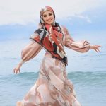 Nur Fazura Instagram - Koleksi pertama tahun 2024 Tudung FAZURA didatangkan dalam pelbagai warna dengan corak abstrak, terbuka kepada pelbagai interpretasi individu. Sepuluh rekaan corak menarik dalam koleksi INSPIRASEA ini, setiap satunya memaparkan keunikan tersendiri yang akan menjadi inspirasi dalam melakar lembaran baharu tahun ini. Feminin, elegan dan yakin dengan diri sendiri, dapatkan INSPIRASEA dari Tudung FAZURA.💖✨ @mytudungfazura #TudungFAZURA #TFWhiteLabel #WhiteLabel #MilikSemua #FAZURA #fazuralovers #KoleksiINSPIRASEA #tudungfazurainspirasea Make up by @deq_yan Hijab styling by @syiratiqah Wardrobe by @pejoyyahaya Idea and Photography by #TeamFAZURA