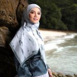 Nur Fazura Instagram - Koleksi pertama tahun 2024 Tudung FAZURA didatangkan dalam pelbagai warna dengan corak abstrak, terbuka kepada pelbagai interpretasi individu. Sepuluh rekaan corak menarik dalam koleksi INSPIRASEA ini, setiap satunya memaparkan keunikan tersendiri yang akan menjadi inspirasi dalam melakar lembaran baharu tahun ini. Feminin, elegan dan yakin dengan diri sendiri, dapatkan INSPIRASEA dari Tudung FAZURA.💖✨ @mytudungfazura #TudungFAZURA #TFWhiteLabel #WhiteLabel #MilikSemua #FAZURA #fazuralovers #KoleksiINSPIRASEA #tudungfazurainspirasea Make up by @deq_yan Hijab styling by @syiratiqah Wardrobe by @pejoyyahaya Idea and Photography by #TeamFAZURA