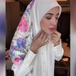 Nur Fazura Instagram - “PERSONA FLORIA” ✨ koleksi terbaru dari Tudung FAZURA dengan 10 pilihan yang bermotifkan bunga bungaan. Antara bunga-bunga yang menjadi pilihan kali ini adalah darı kegemaran faz sendiri dengan warna yang soft and dreamy. Persona Floria di hasilkan untuk memenuhi cita rasa semua fashionistas kesayangan Faz 💖✨ Dapatkan 10 rekaan lengkap koleksi PERSONA FLORIA sekarang hanya melalui www.fazura.com , download FAZURA Apps & @fazurabesties yang berdaftar sekarang‼️ FAZURA Boutiques: ✨Sunway Putra Mall, Lot G31 (KL) ✨The Curve Shopping Mall, Lot 147B (PJ) ✨Ipoh Parade, Lot F-10 (Perak) ✨Aman Central, Lot 3-47 (Kedah) ✨East Coast Mall, L1-21 (Kuantan, Pahang) Mini Stores: ✨SOGO KL (Level 3) ✨SOGO i-City Shah Alam (Ground Floor) Micro Store: ✨Suria KLCC (PushCart) Pop-Up Store: ✨Komtar JBCC (Johor Bahru) 🩷Material : Premium Japanese Cotton Voile 🩷Saiz : Bidang 47 🩷Kemasan : Jahitan Tepi Baby Seam #TudungFAZURA #TFPinkLabel #PinkLabel #MilikSemua #FAZURA #fazuralovers #KoleksiPERSONAFLORIA #tudungfazurapersonafloria